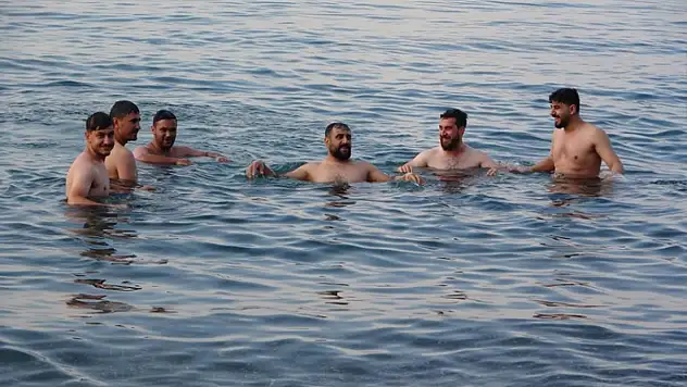 Sıcaktan bunalanlar Van Gölü'nde yüzerek serinliyor