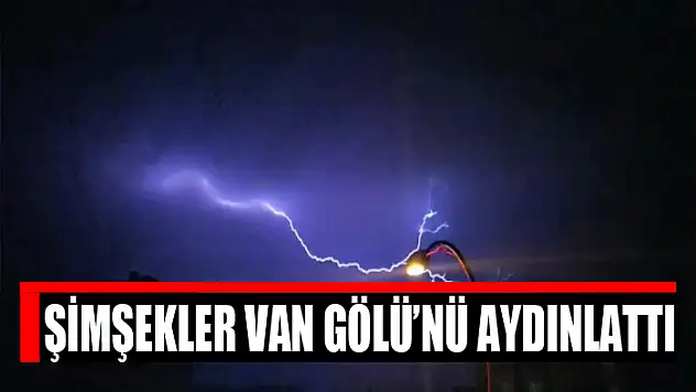 Şimşekler Van Gölü'nü aydınlattı