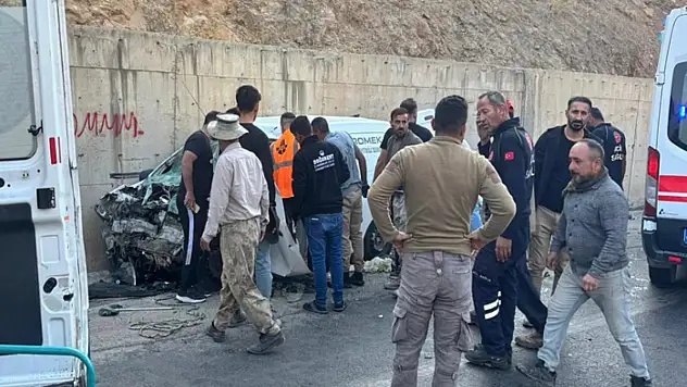 Şırnak'ta yolcu minibüsü ile hafif ticari araç çarpıştı