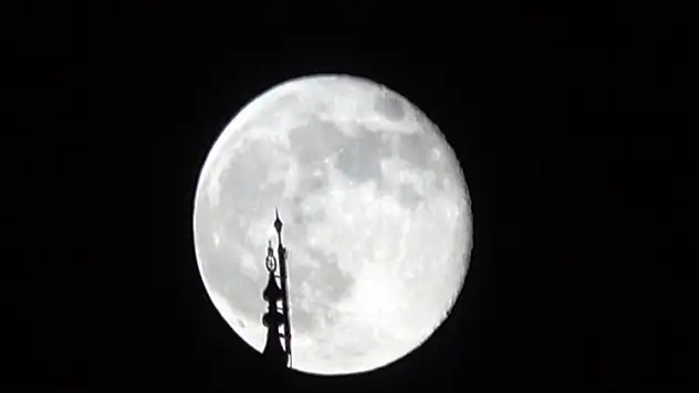 Şişkin ay görsel şölen sundu