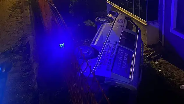 Sitenin bahçesine araç uçtu: 3 yaralı