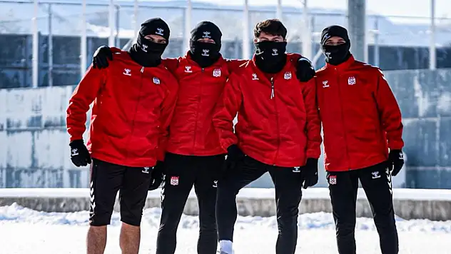 Sivasspor eksi 15 derecede idman yaptı