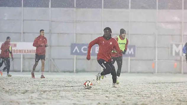Sivasspor kar altında çalıştı