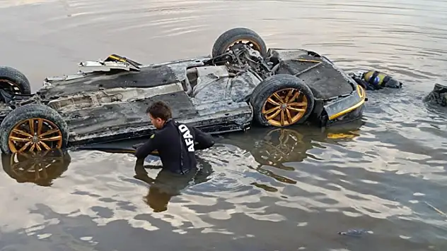Sulak alana uçan otomobilden çıkarılan 3 kişi hastaneye kaldırıldı