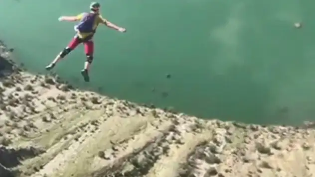 Sular altına kalan köye paraşütle atladılar