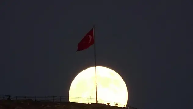 Süper Ay göz kamaştırdı