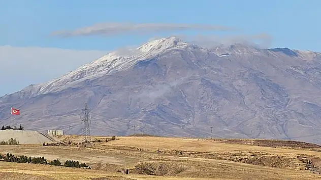 Süphan Dağı'na mevsimin ilk karı düştü