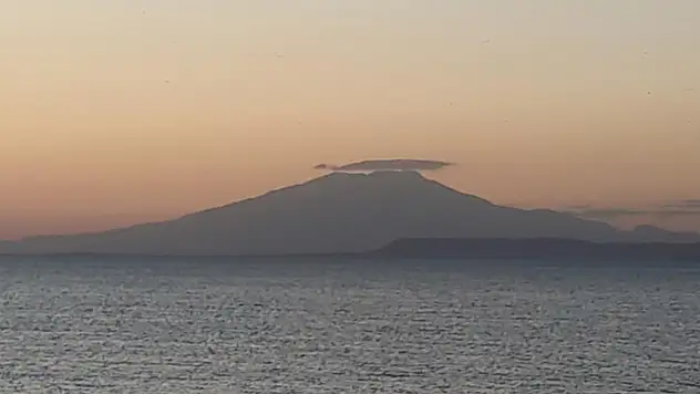 Süphan Dağı'nın zirvesini örten mercek bulutu görsel şölen oluşturdu