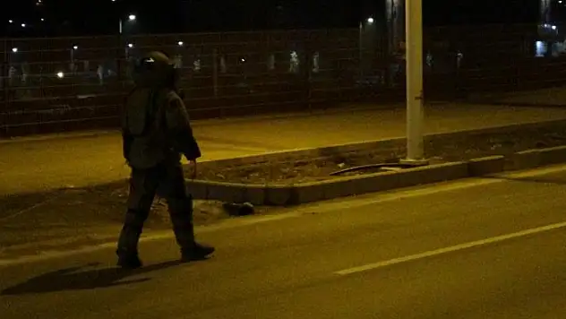 Şüpheli çanta fünye ile patlatıldı