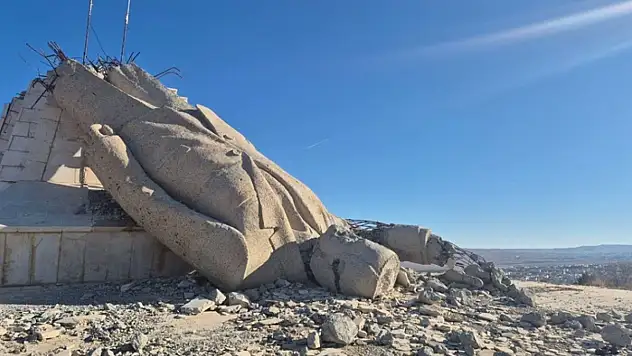 Suriye'de halkın yıktığı Hafız Esad'ın dev heykelinden geriye enkazı kaldı