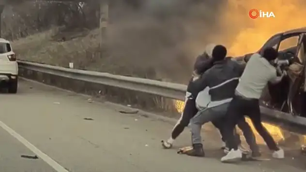 Sürücüyü yanan araçtan son anda kurtardılar