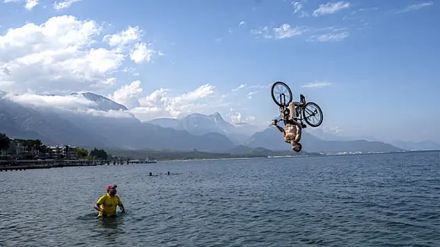 Tahtalı Dağı'nın karlı zirvesinden Akdeniz'in mavi sularına