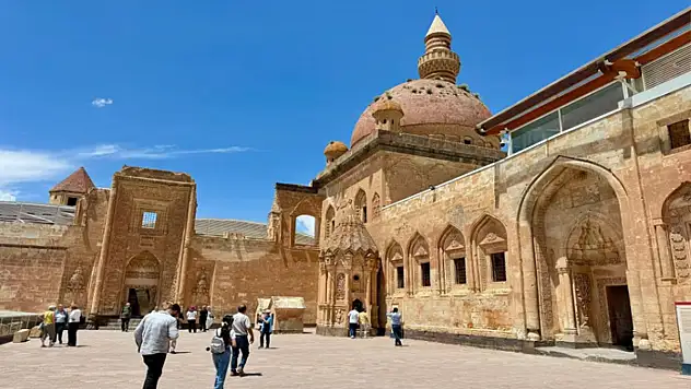 Tarihi İshak Paşa Sarayı ziyaretçi akınına uğradı