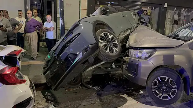 Tatvan'da 3 araçlı zincirleme trafik kazası