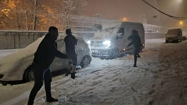 Tatvan'da kar yağışı hayatı olumsuz etkiledi