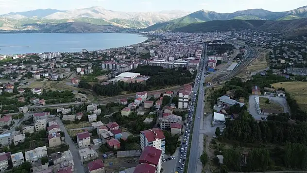 Tatvan'da kilometrelerce araç kuyruğu oluştu