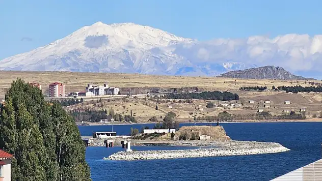 Tatvan'ın yüksek kesimleri beyaza büründü