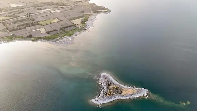 Tatvan sahilinde mikrobiyalit ve adacıklar ortaya çıktı