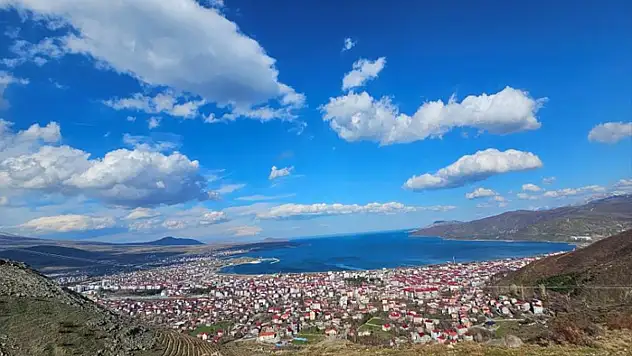 Tatvan semalarındaki bulut geçişleri görsel şölen oluşturdu