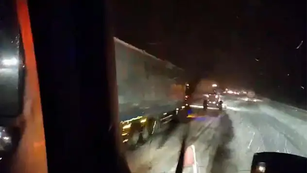 Tatvan-Van kara yolunda mahsur kalanlar kurtarıldı