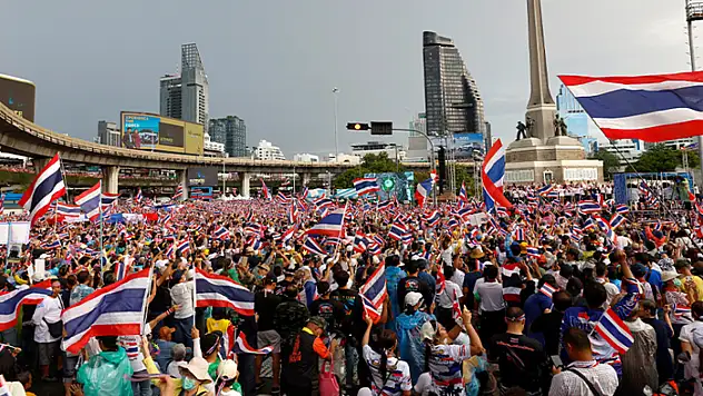 Tayland'da binlerce kişi Başbakan Shinawatra'nın istifasını talep etti