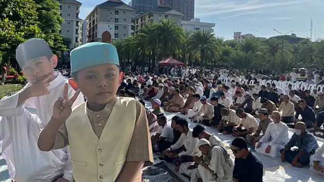 Tayland'da Müslümanlar bayram namazında saf tuttu