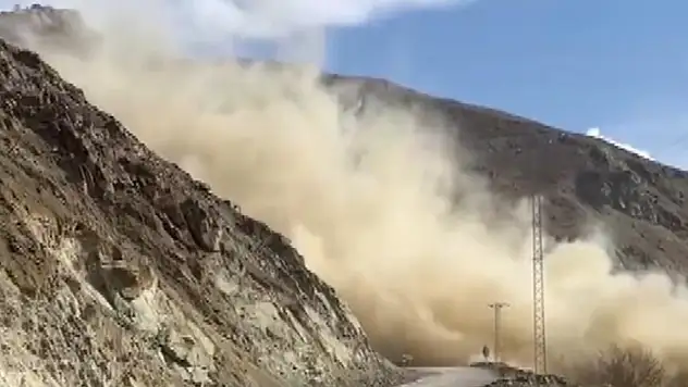 Tehlike oluşturan kayalar dinamit patlatılarak temizlendi