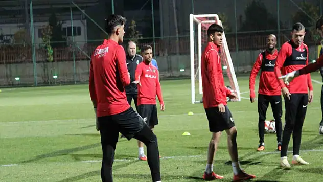 Teknik Direktör Hüseyin Eroğlu yeni takımıyla ilk antrenmanına çıktı