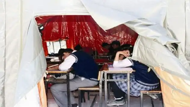 ÇADIRDA EĞİTİM TERLETİYOR