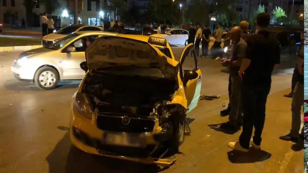 Ticari taksi ve otomobil çarpıştı!