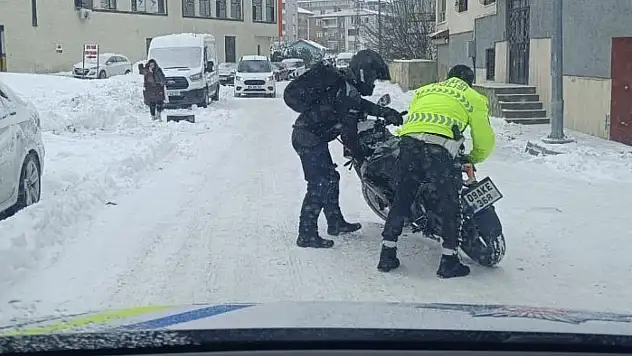 Tipiye rağmen görev başındaki polisler yolda kalanların yardımına koştu