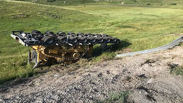 TIR'dan ayrılan dozer yüklü dorse dereye uçtu