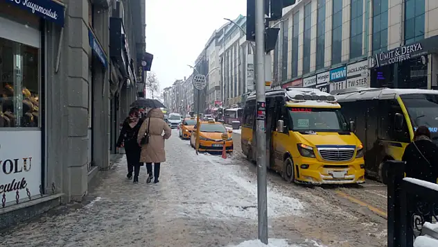 Toplu taşımada kış çilesi: Seferler yetersiz, araçlar tıka basa dolu