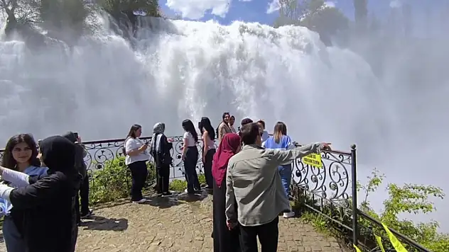Tortum Şelalesi coştu, ziyaretçi akınına uğradı