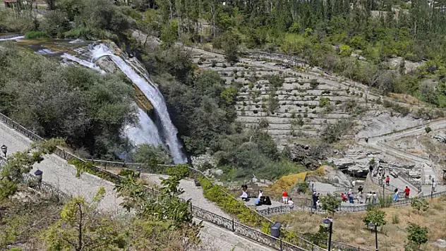 Tortum Şelalesi'nde su seviyesi düştü, ziyaretçi ilgisi sürüyor