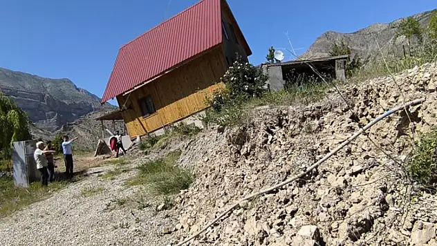 Tortum Şelalesi'nin eteklerinde heyelan