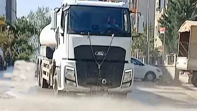 Tozlu yollarda sulama çalışmaları devam ediyor