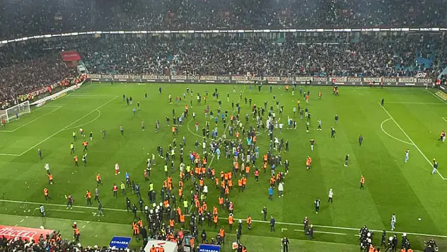 Trabzon'da maç sonu saha karıştı