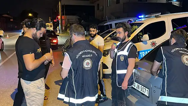 Trafik ekiplerinin dikkatinden kaçmadı, 5 kaçak göçmen yakalandı