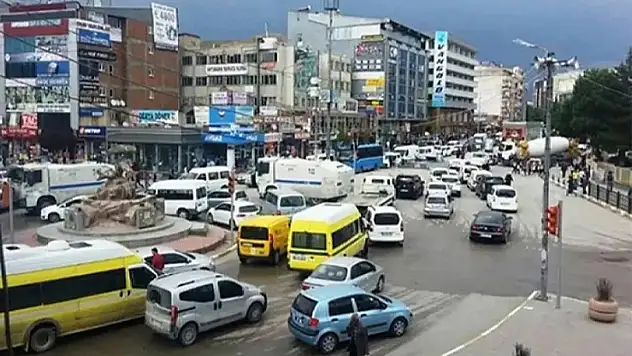 Trafik sorunu günden güne derinleşiyor