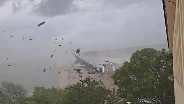 Tunceli'deki fırtınada çatı saniyeler içerisinde parçalandı