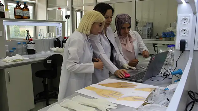 Türk bilim insanları geliştirdi: Bu eldiven sağlık alanında çığır açacak