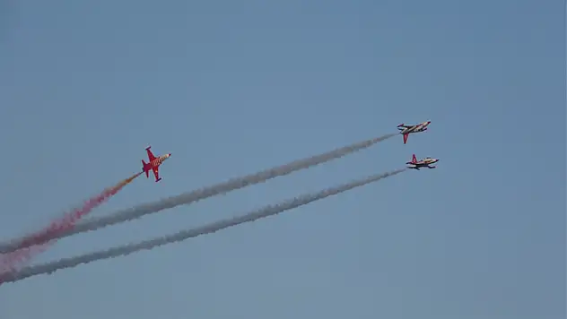 Türk Yıldızları'ndan nefes kesen gösteri