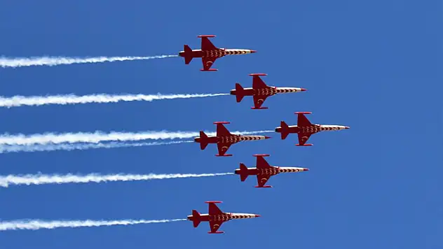 Türk Yıldızları'nın gösterisi nefes kesti