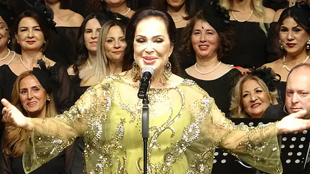 Türkan Şoray, 'İyilik Korosu' ile Mersin'de sanatseverlerle buluştu