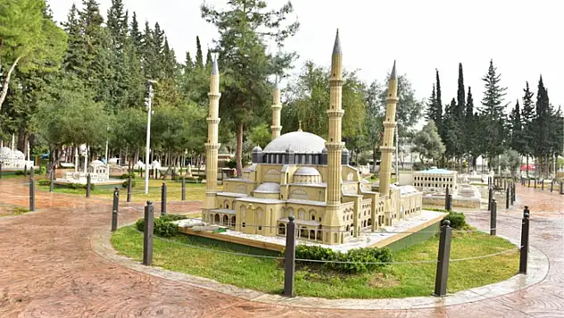 Türkiye'nin 81 ilindeki mimari eserler minyatürleriyle sergileniyor