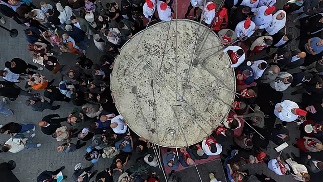 Türkiye'nin en büyük tenceresinde 6 ton pilav pişirildi