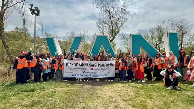 Türkiye'nin farklı üniversitesinden 50 kız öğrenci Van'ı geziyor