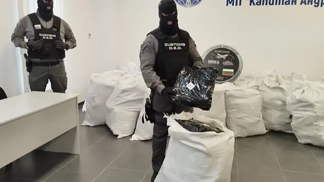 Türkiye'ye sokulmak istenen 739 kilo esrar sınırda yakalandı