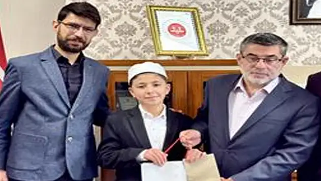 Türkmenoğlu, 3 ayda Kur'an-ı ezberleyen Davut'u tebrik etti